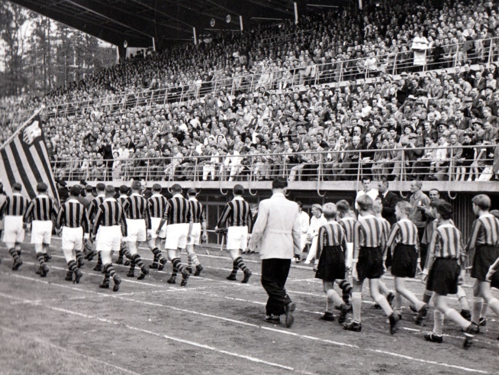 Eröffnung des Ludwigsparkstadions 1953: Die Mannschaften des 1. FC Saarbrücken und von Rot-Weiß Essen laufen ins Stadion ein