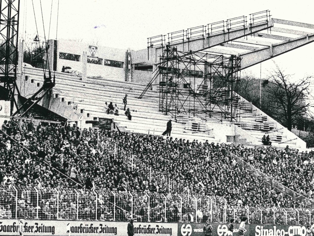 1977 wird auf der Gegengeraden die Nordtribüne mit über 4.000 Sitzplätzen gebaut. (Foto:Ferdi Hartung)