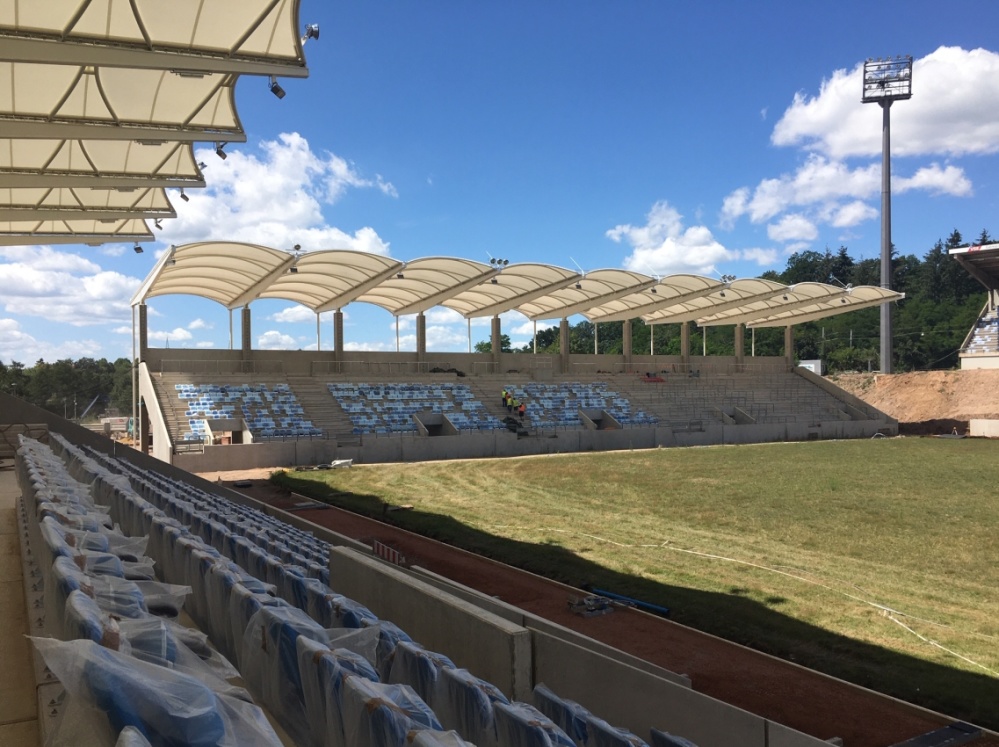 Ludwigsparkstadion: Montage der Sitzschalen auf den Tribünen 