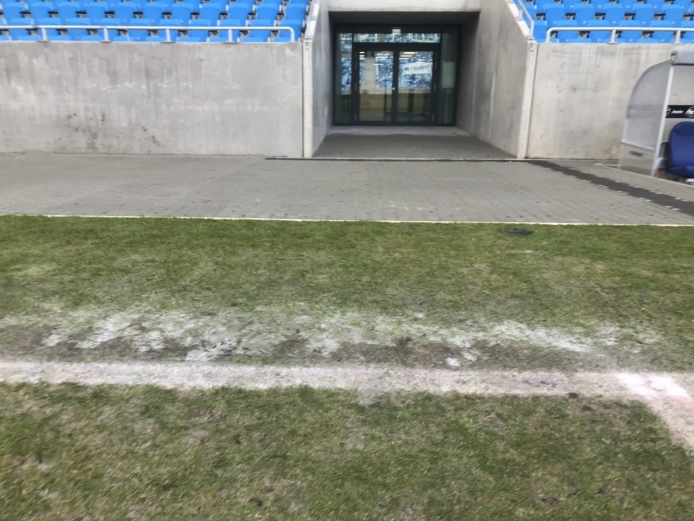 Gefrorener Boden mit Eis vor Spielertunnel2 - Rasen im Ludwigsparkstadion