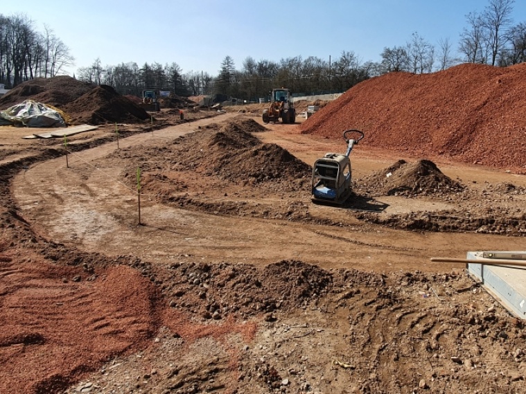 Vorbereitung Randsteine und Schottern Freifläche West, Aktuelle Baustellenfotos,  26. März 2021